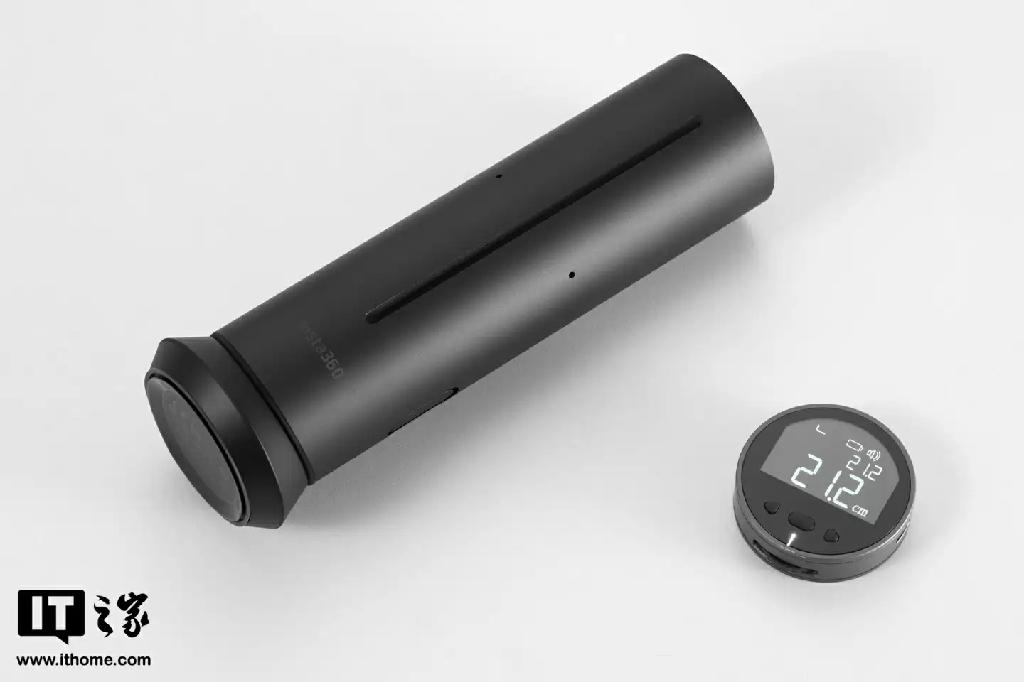 【IT之家开箱】影石首款 AI 录音全向麦克风 Insta360 Wave 图赏:“悬浮式”设计亮眼,底座配备隐藏式触屏