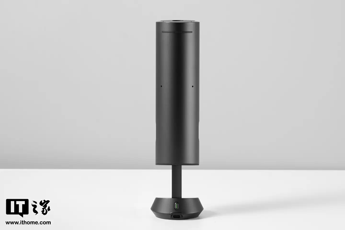 【IT之家开箱】影石首款 AI 录音全向麦克风 Insta360 Wave 图赏:“悬浮式”设计亮眼,底座配备隐藏式触屏