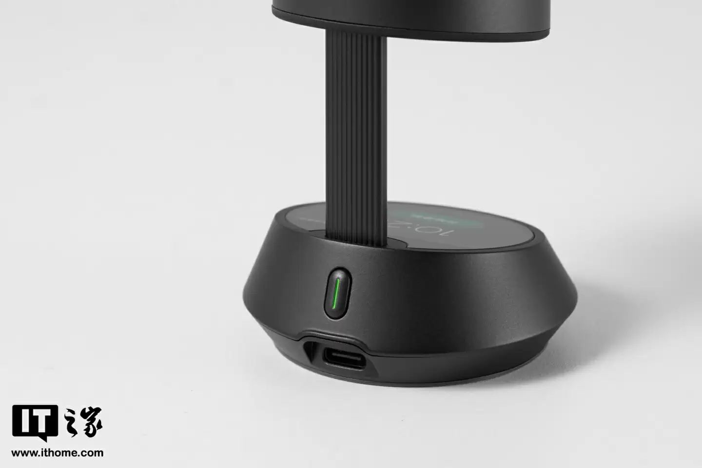 【IT之家开箱】影石首款 AI 录音全向麦克风 Insta360 Wave 图赏:“悬浮式”设计亮眼,底座配备隐藏式触屏