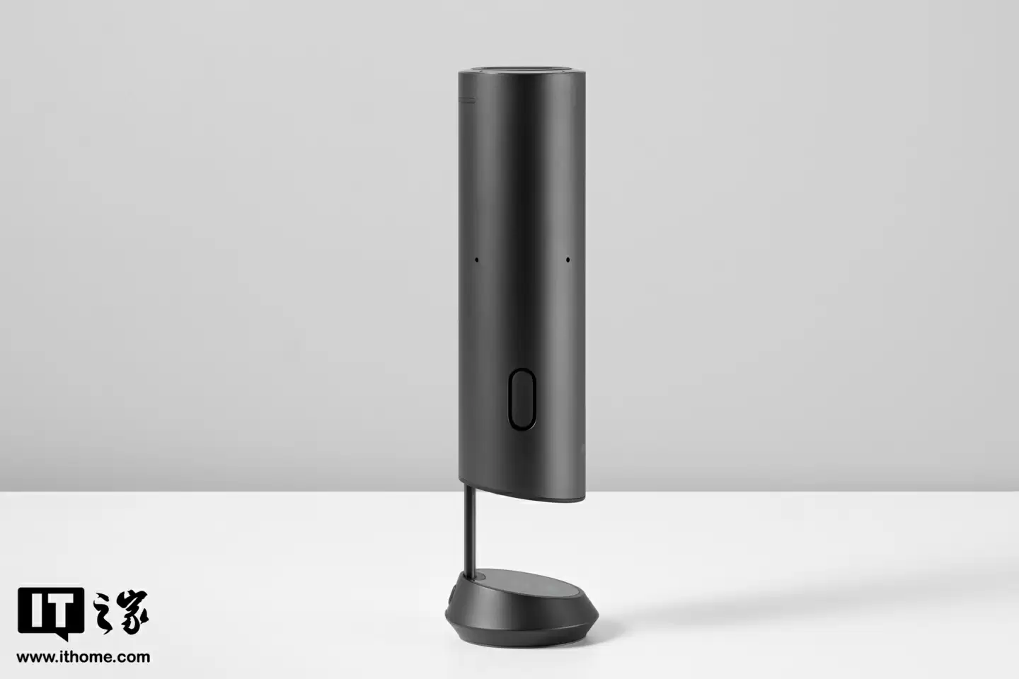 【IT之家开箱】影石首款 AI 录音全向麦克风 Insta360 Wave 图赏:“悬浮式”设计亮眼,底座配备隐藏式触屏