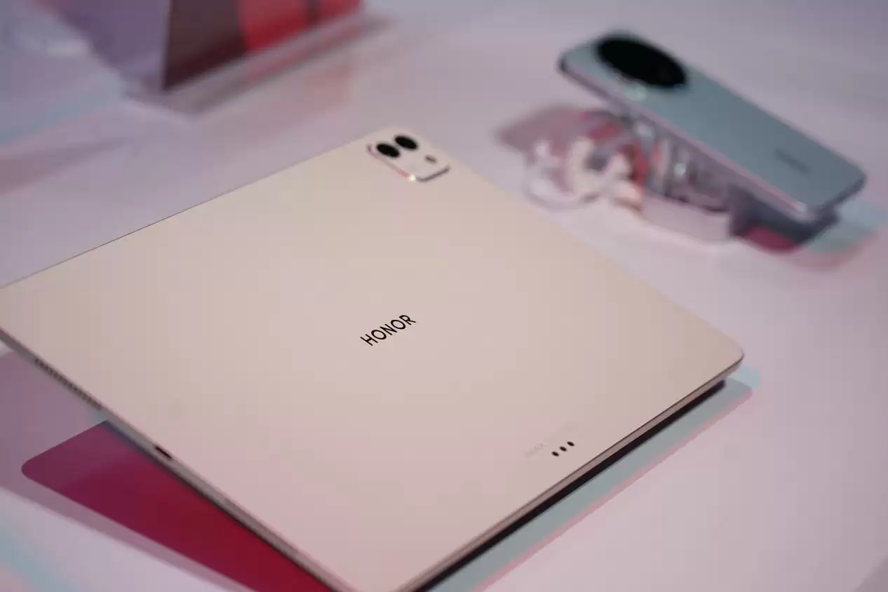 荣耀骁龙峰会官宣“一门双至尊”:MagicPad3