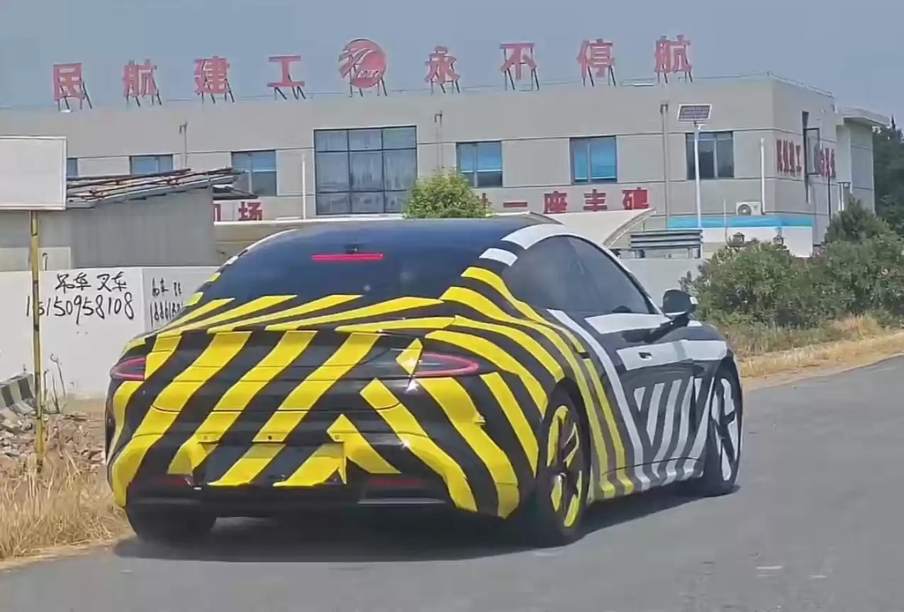 小米SU7 L谍照侧面图