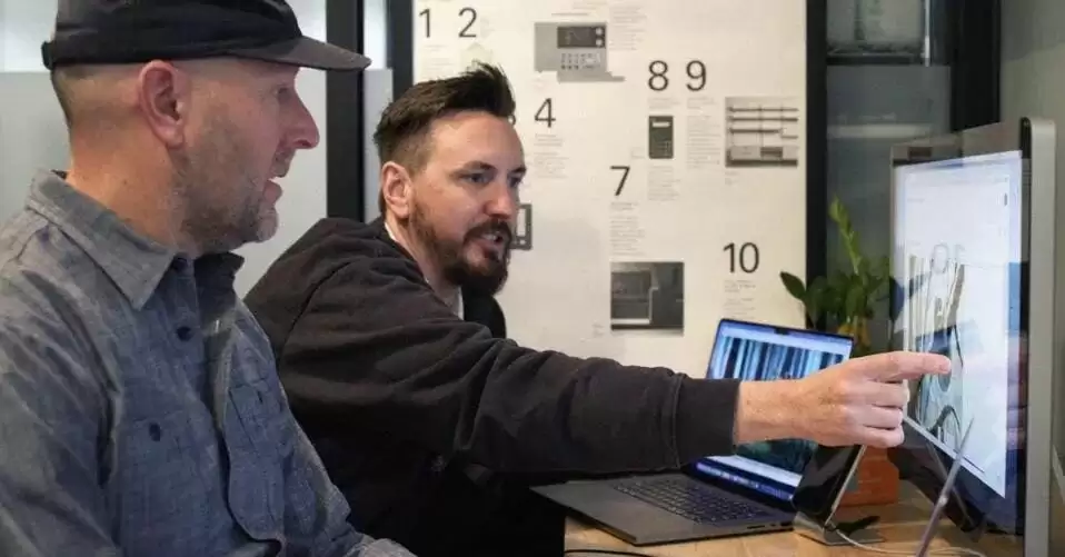 导演兼编剧Chad Nelson(左)与Native Foreign CEO Nik Kleverov(右)一起工作