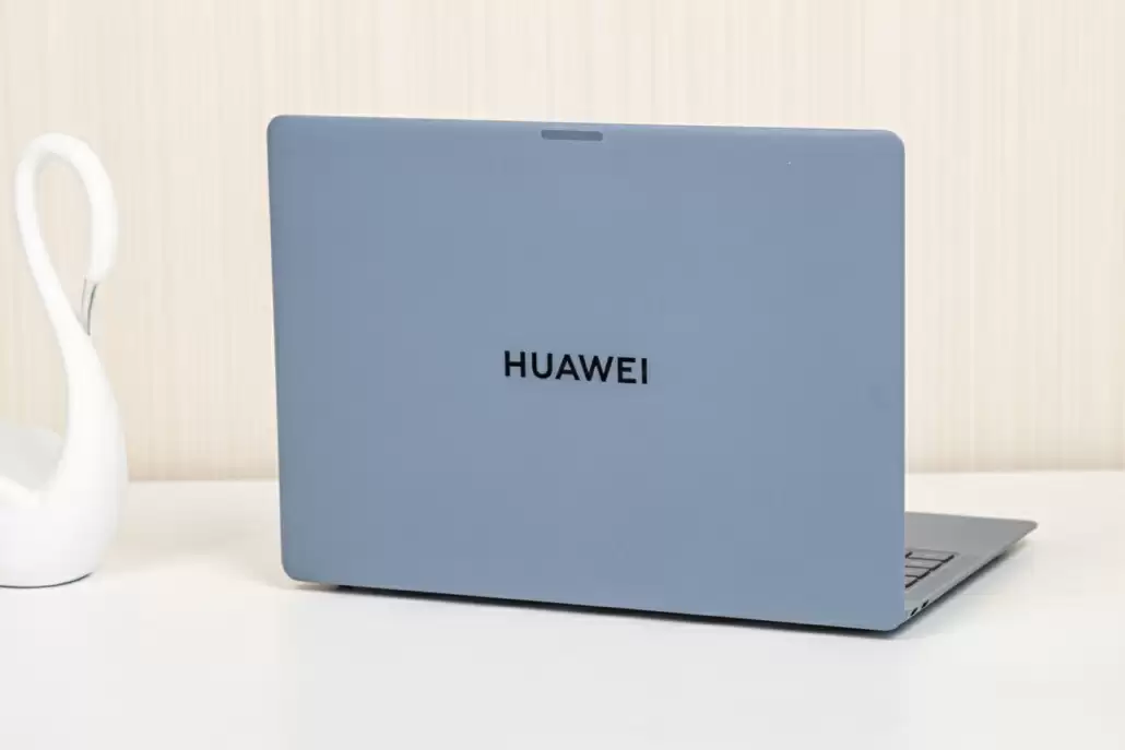 机构:鸿蒙电脑占高端市场份额超