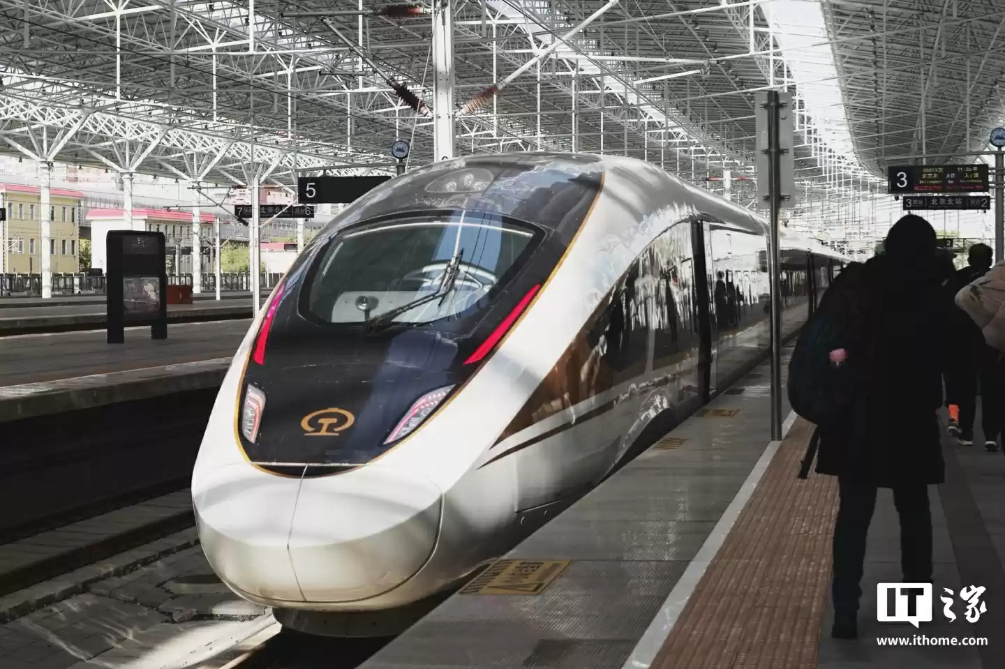 铁路国庆中秋假期运输明日启动：全国预计