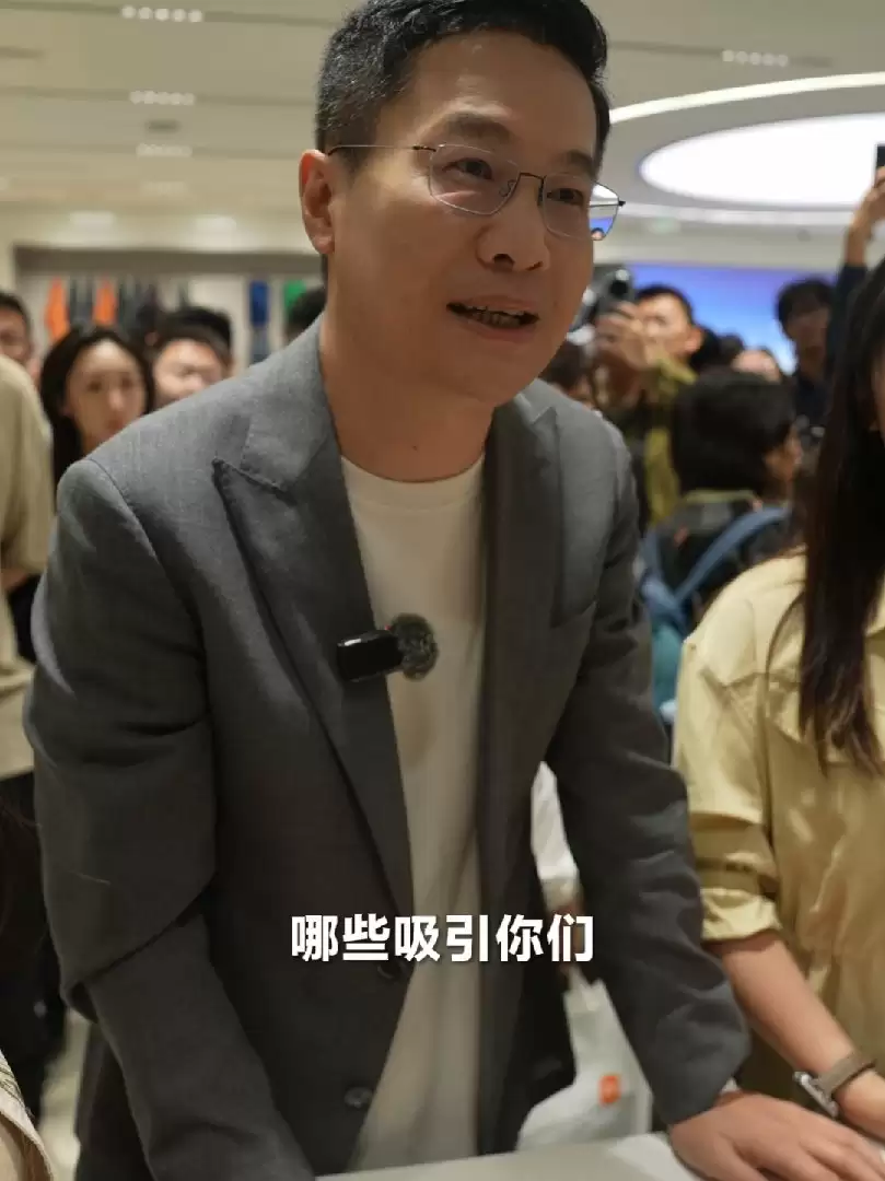 卢伟冰现身北京小米之家为小米