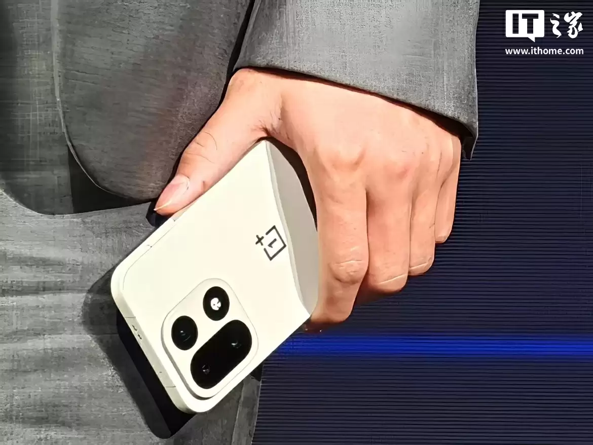 一加 15 手机开启预约：首发“航天级纳米瓷金属”中框，第五代骁龙 8 至尊版 + 165Hz 高刷屏