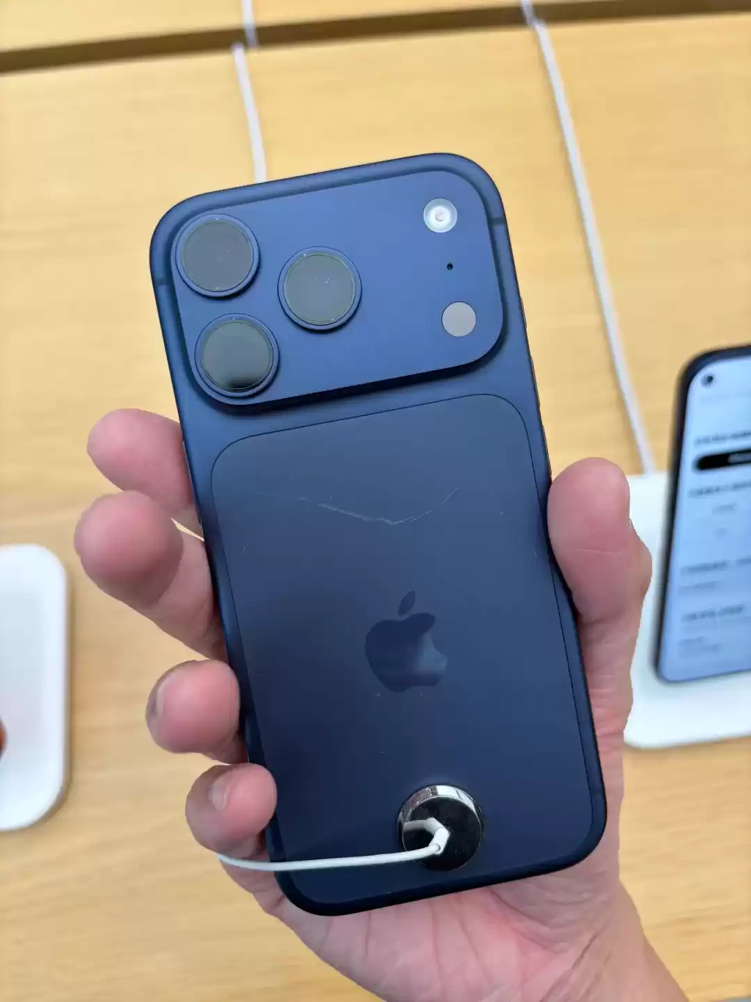 iPhone 17 Pro展示机刮痕