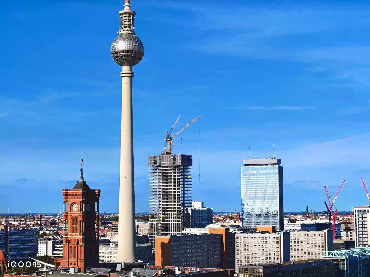 iQOO 15 手机搭载行业 Pro Max 同规格的 1/2 大底潜望长焦，支持 vivo NICE 算法