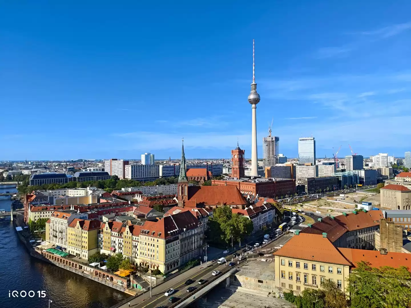 iQOO 15 手机搭载行业 Pro Max 同规格的 1/2 大底潜望长焦，支持 vivo NICE 算法