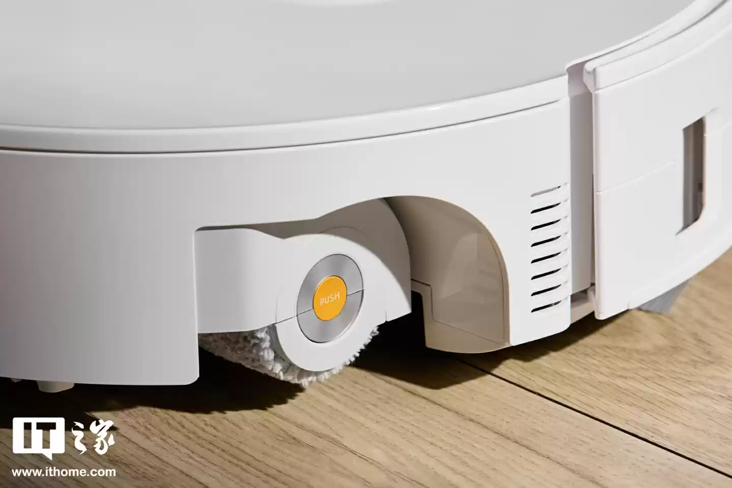 【IT之家实拍】石头首款滚筒活水扫拖机器人:石头 P20 活水版图赏