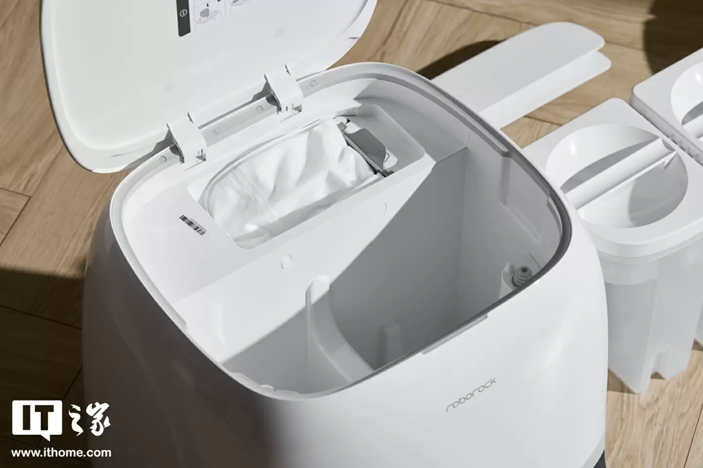 【IT之家实拍】石头首款滚筒活水扫拖机器人:石头 P20 活水版图赏