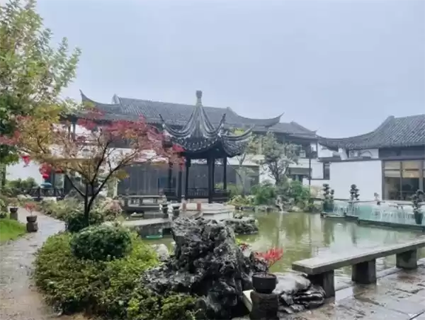 酒店内保留的古墓景观