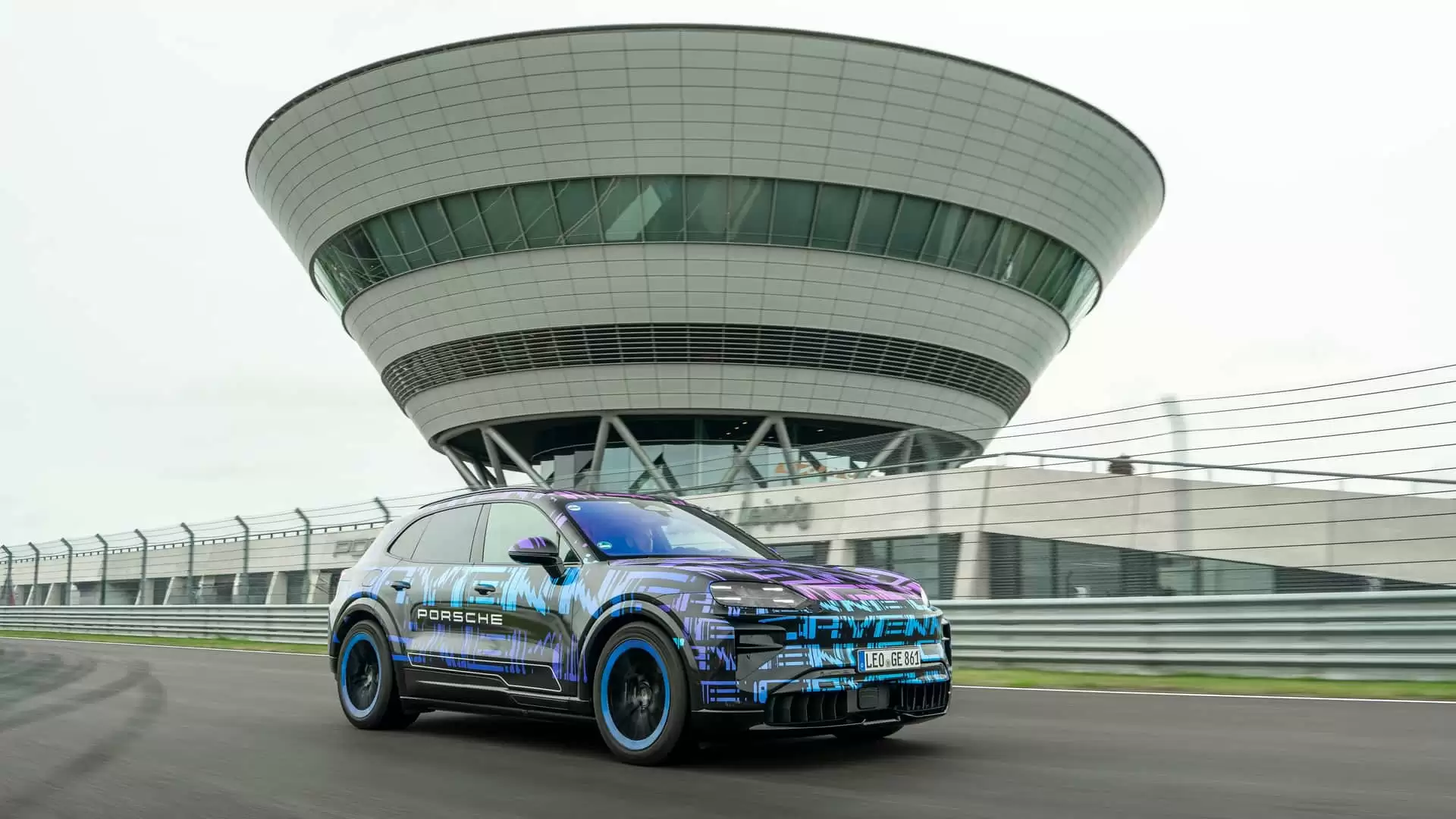 保时捷纯电卡宴内饰细节公布:座舱内全是屏,中控屏用上曲面设计