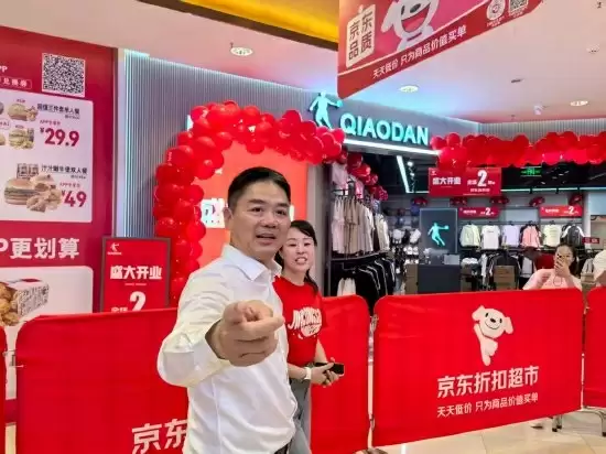 刘强东参观京东折扣超市