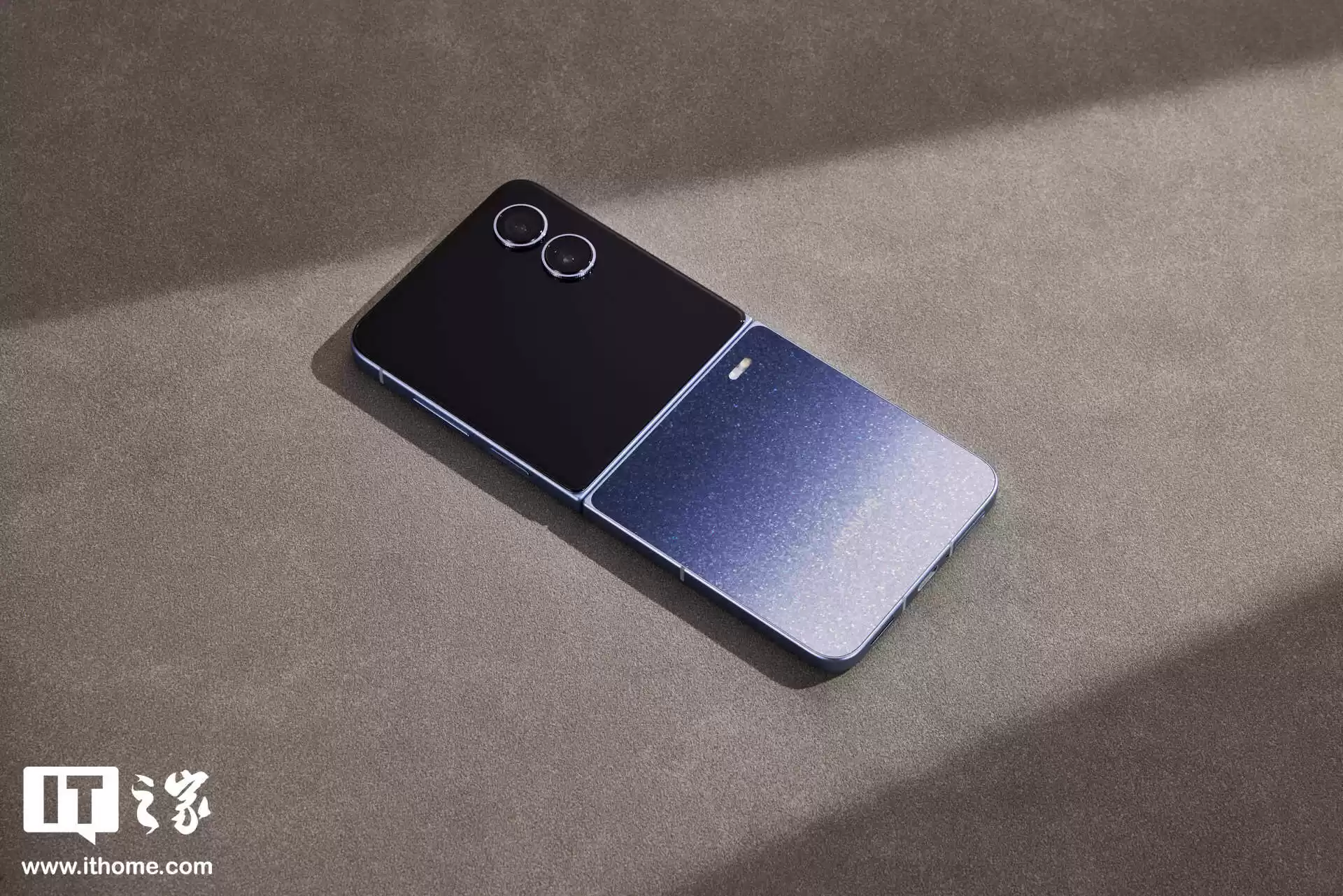 荣耀Magic V Flip2梦蓝配色