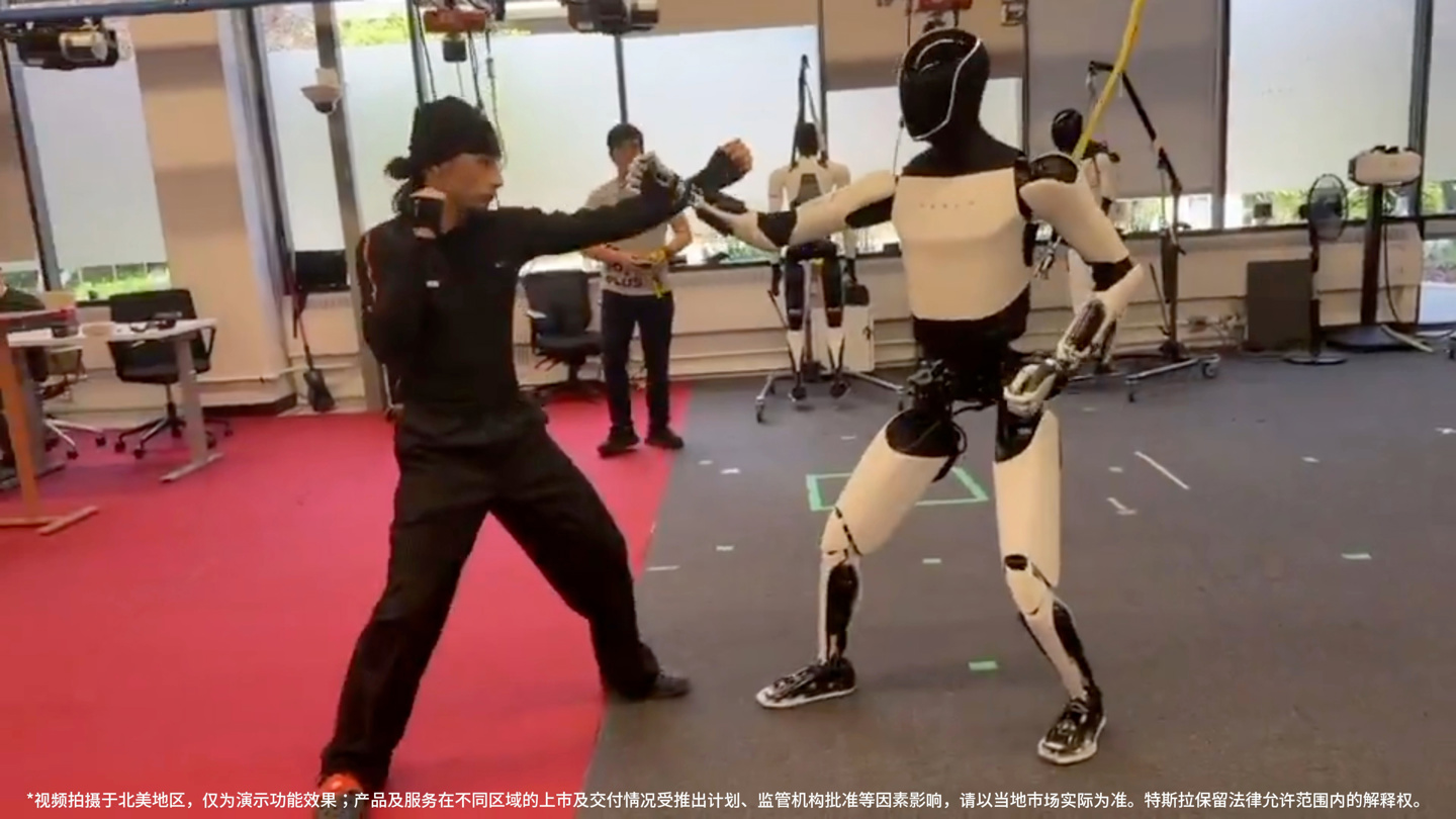 马斯克证实特斯拉AI机器人自主习武，非遥控操作