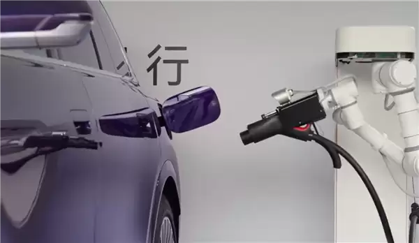 问界M8机械臂充电演示图