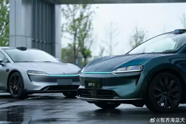 新款智界R7尾部特写