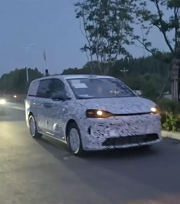 智界MPV路试谍照