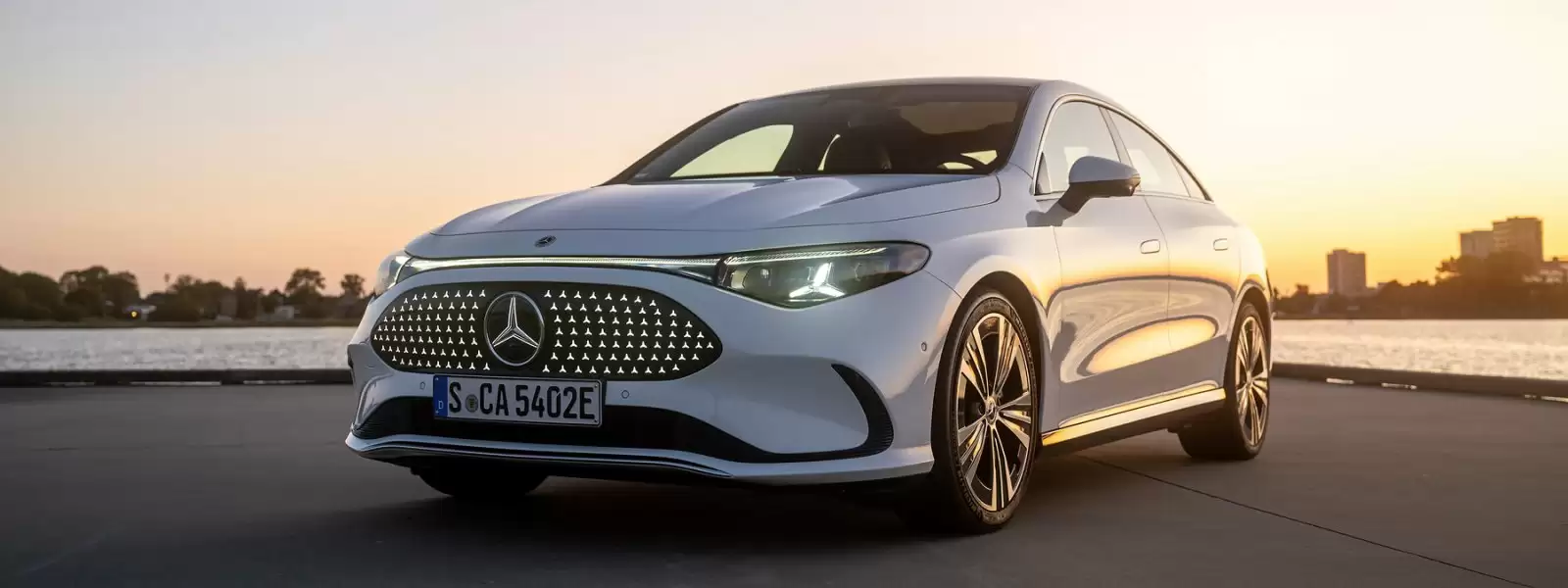 梅赛德斯奔驰 2025 年第三季度全球销量 52.53 万辆同比下降 12%，纯电车型销量环比增长 22%