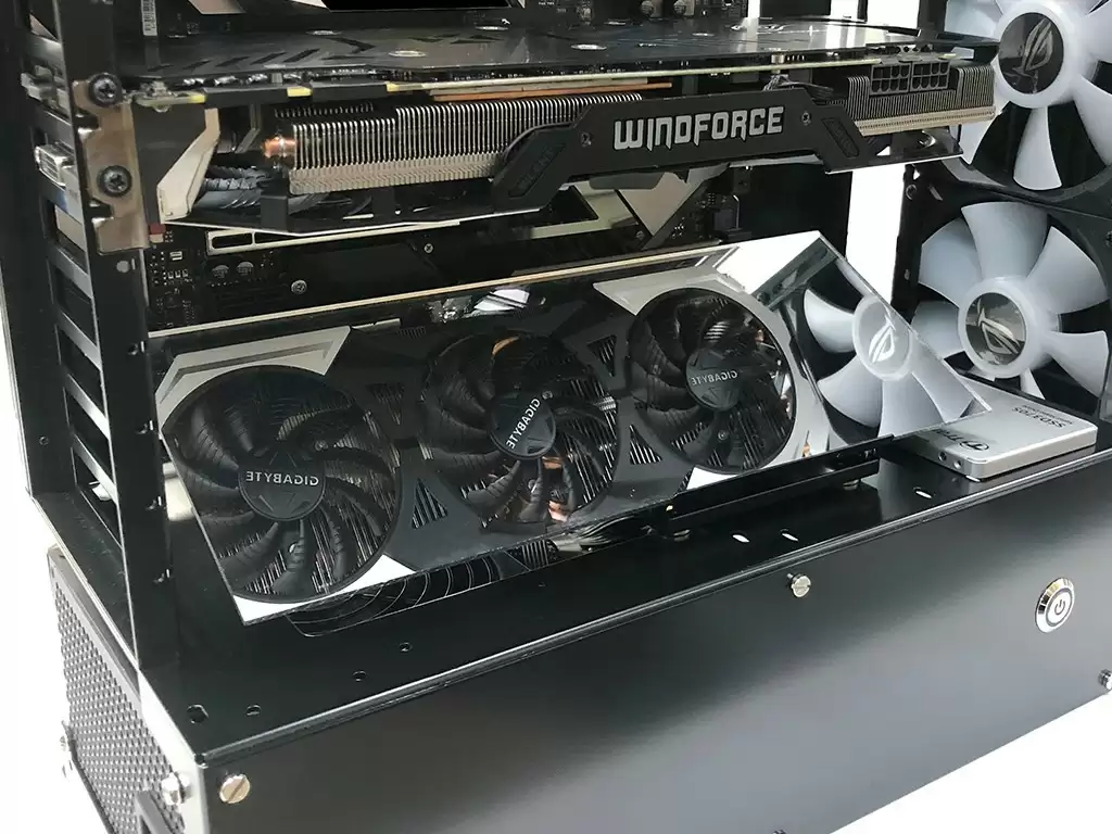 日本厂商推出“显卡镜像显示器”,让用户全方位欣赏显卡外观