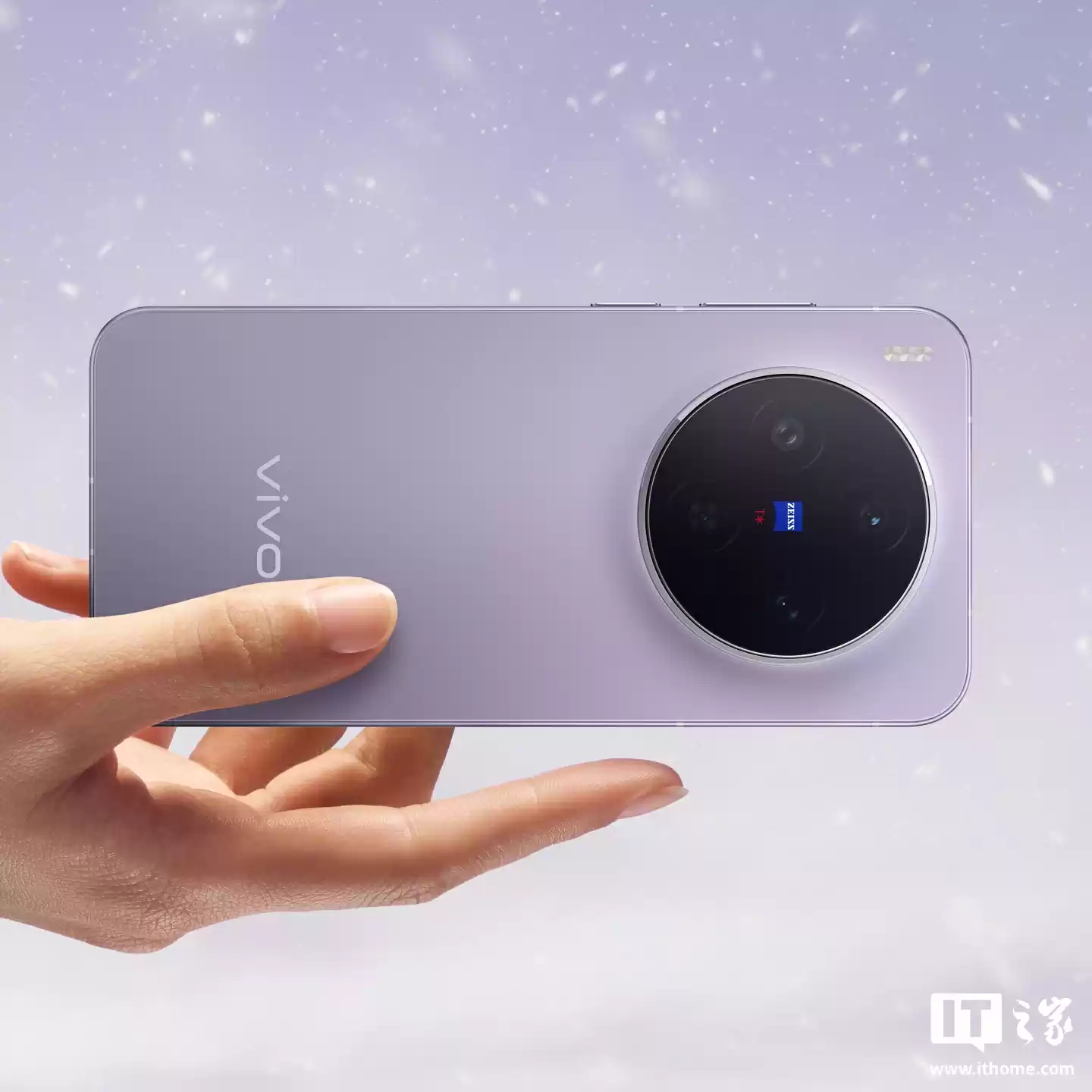 vivo X300 标准版手机采用定制 HPB 大底 2 亿主摄 + APO 长焦组合，将主打人像拍摄