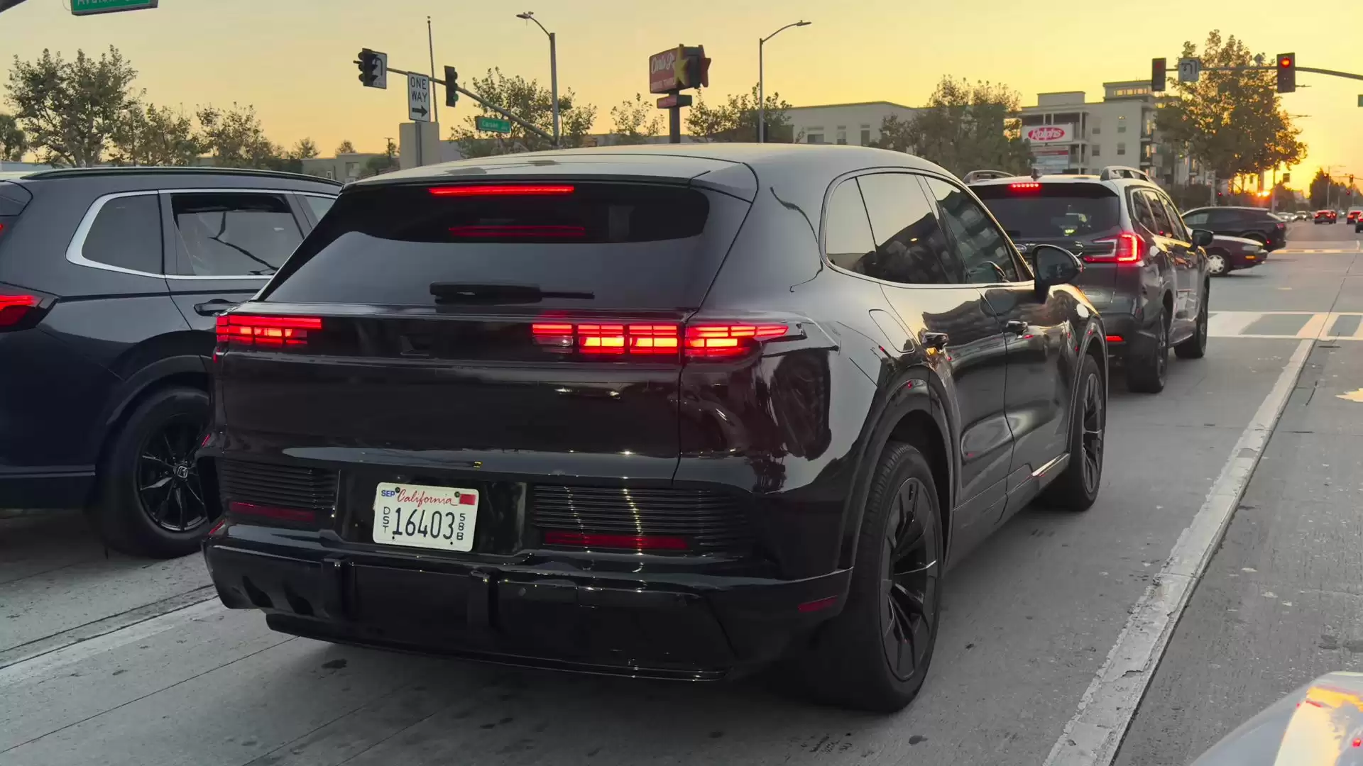 保时捷纯电卡宴路测图曝光：986 马力，剑指豪华电动 SUV 市场