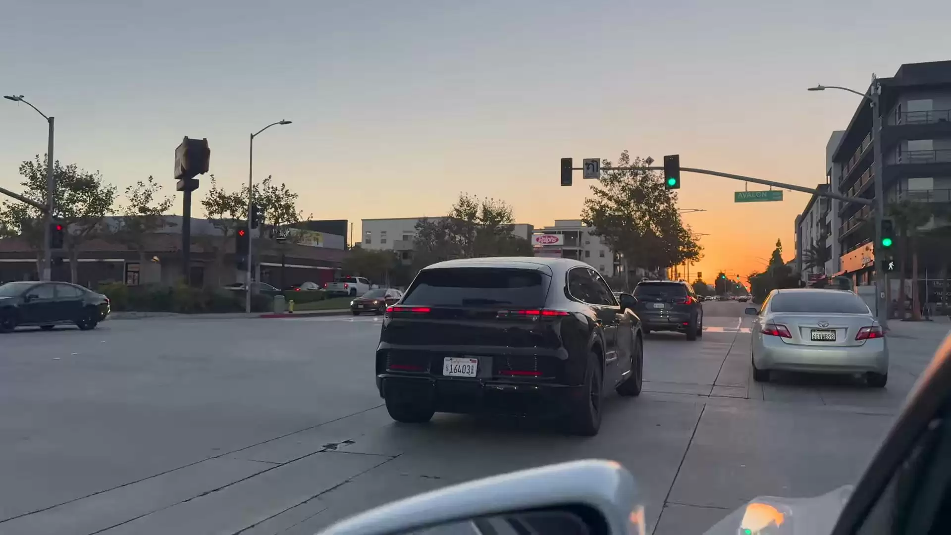 保时捷纯电卡宴路测图曝光：986 马力，剑指豪华电动 SUV 市场