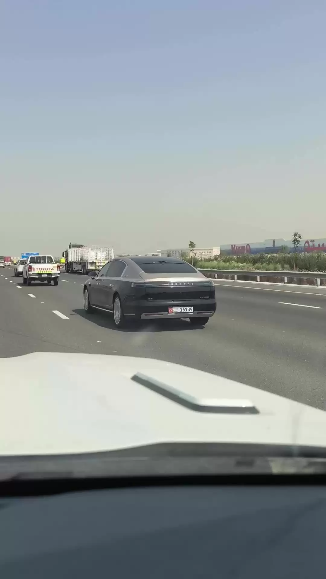 鸿蒙智行尊界 S800 轿车亮相迪拜,消息称阿联酋目前已有 4 辆