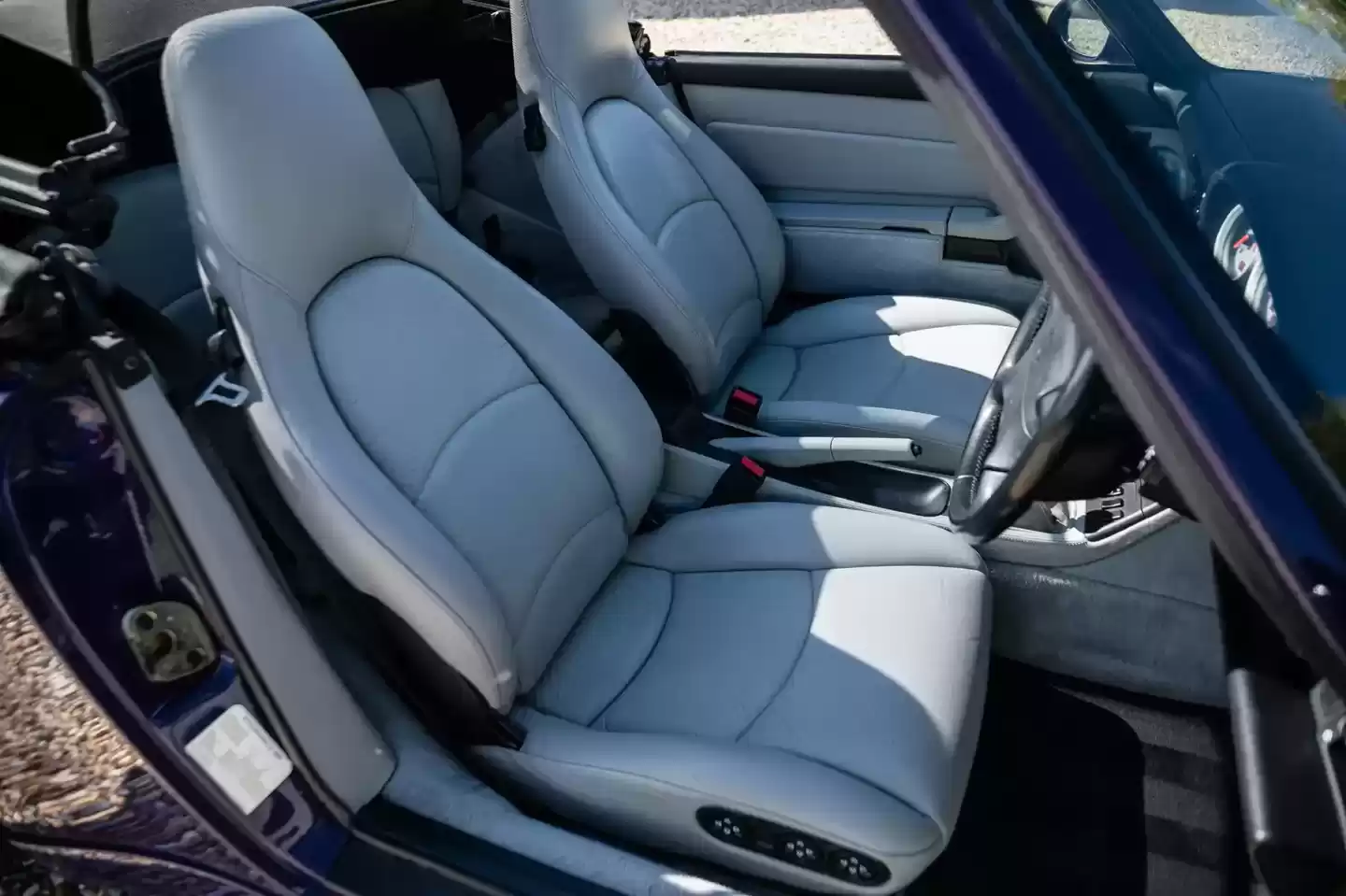 全球仅 5 辆、尘封近 30 年：从未公开销售的保时捷 993 代 911 Turbo 敞篷跑车 11 月首登拍卖场