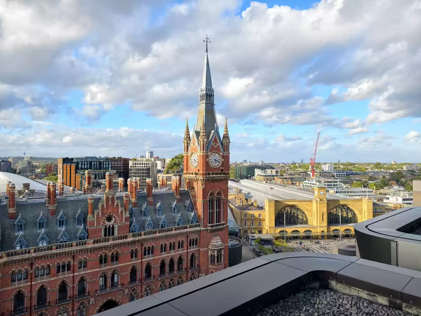 全球首发：vivo X300 Pro 手机搭载 LYT-828 云台级主摄