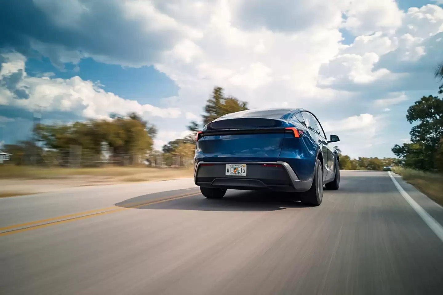 特斯拉 Model Y 标准版在美国上市:织物座椅、封天窗、续航 517 公里,起价跌破 4 万美元