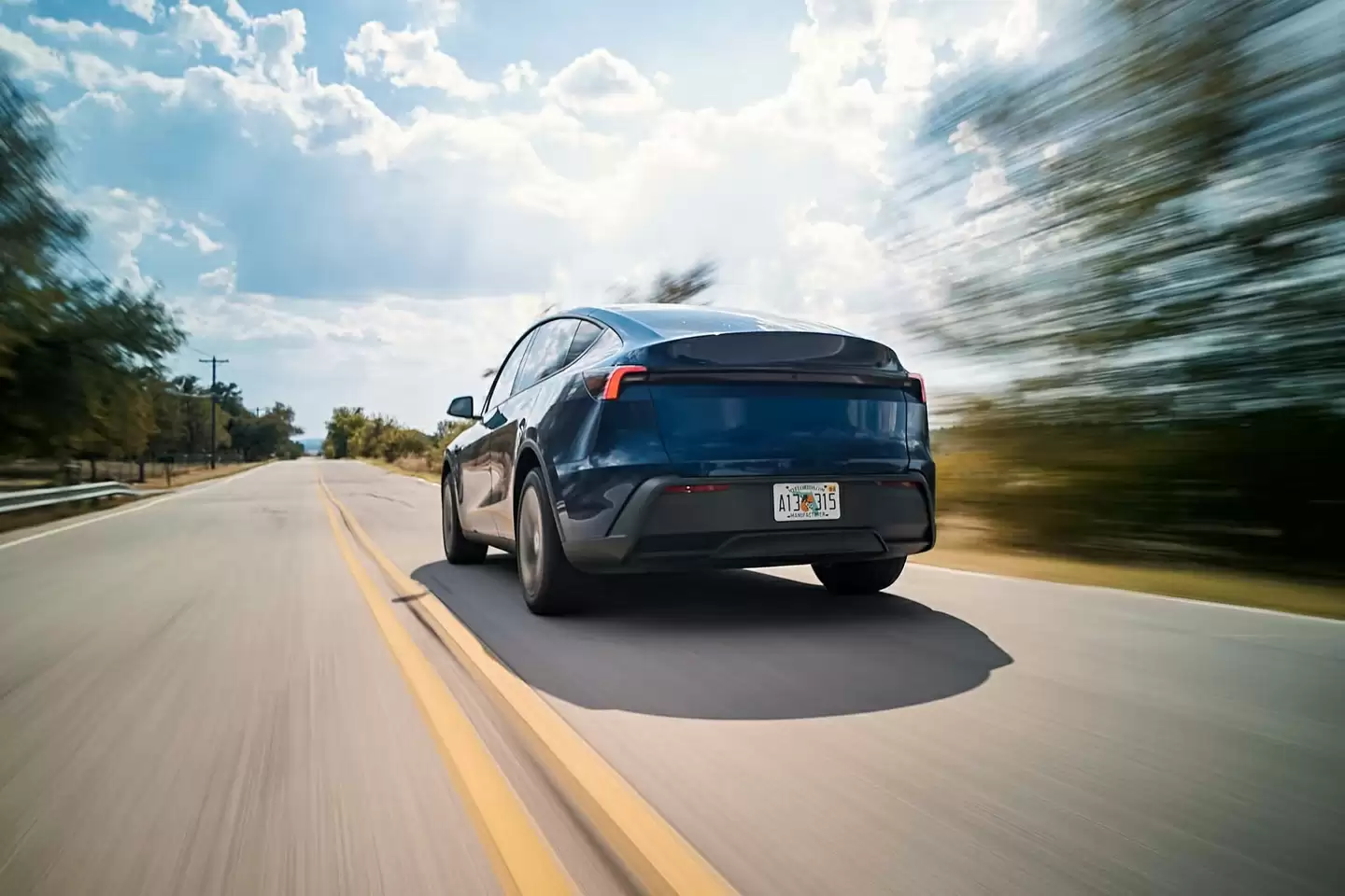 特斯拉 Model Y 标准版在美国上市:织物座椅、封天窗、续航 517 公里,起价跌破 4 万美元