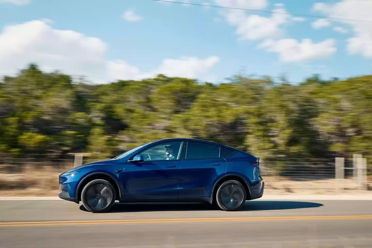 特斯拉 Model Y 标准版在美国上市:织物座椅、封天窗、续航 517 公里,起价跌破 4 万美元