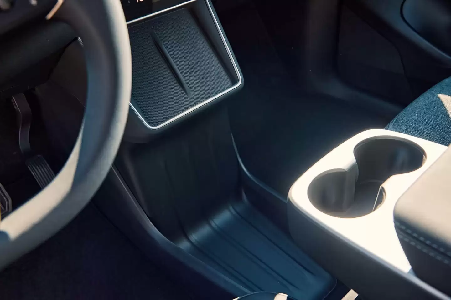 特斯拉 Model Y 标准版在美国上市:织物座椅、封天窗、续航 517 公里,起价跌破 4 万美元