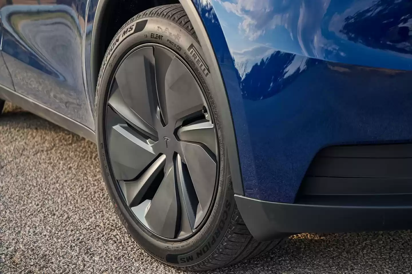 特斯拉 Model Y 标准版在美国上市:织物座椅、封天窗、续航 517 公里,起价跌破 4 万美元