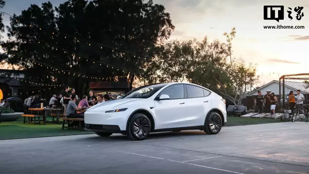 特斯拉推出 Model 3 / Y 标准版后股价大跌 4.45%，分析师评价不一