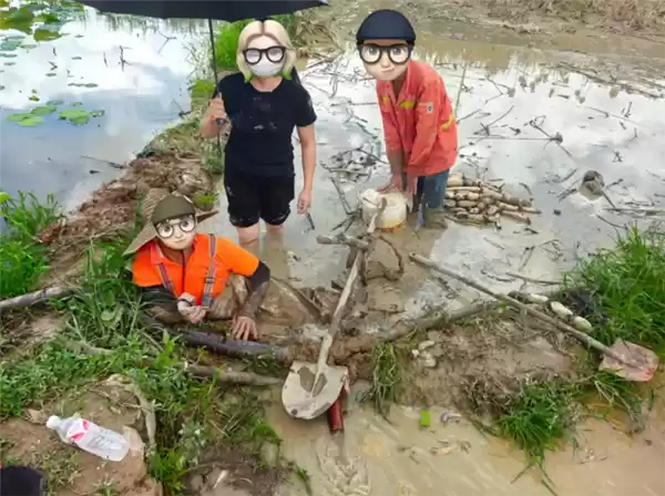 消防员解救被困农民