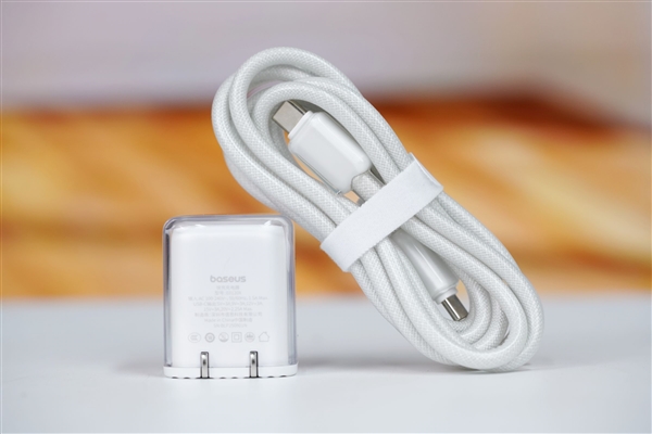 iPhone17最佳快充搭档:倍思同芯充Pro充电器实拍