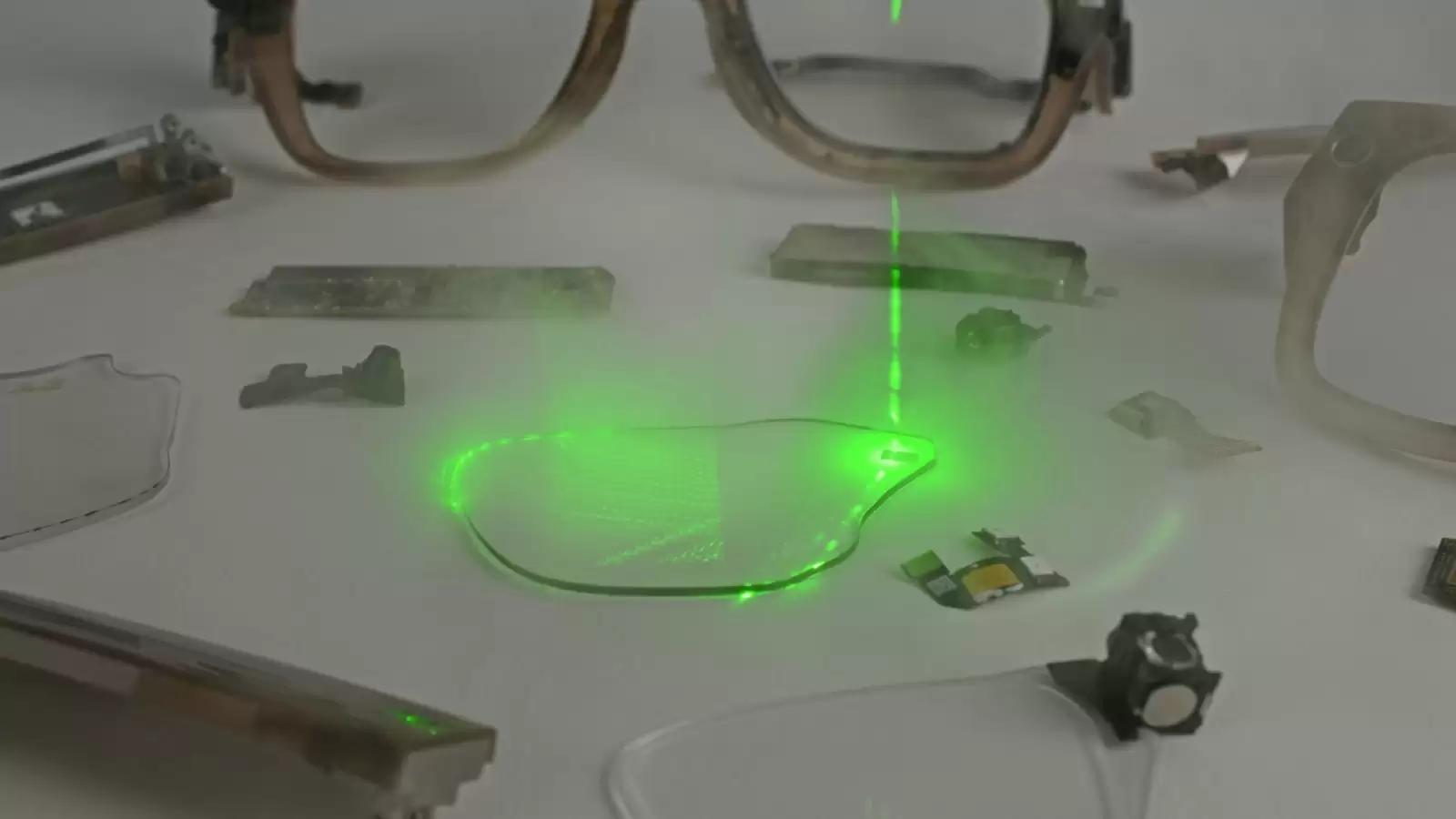 Meta Ray-Ban Display 智能眼镜拆解:AR 技术领先,可维修性存短板