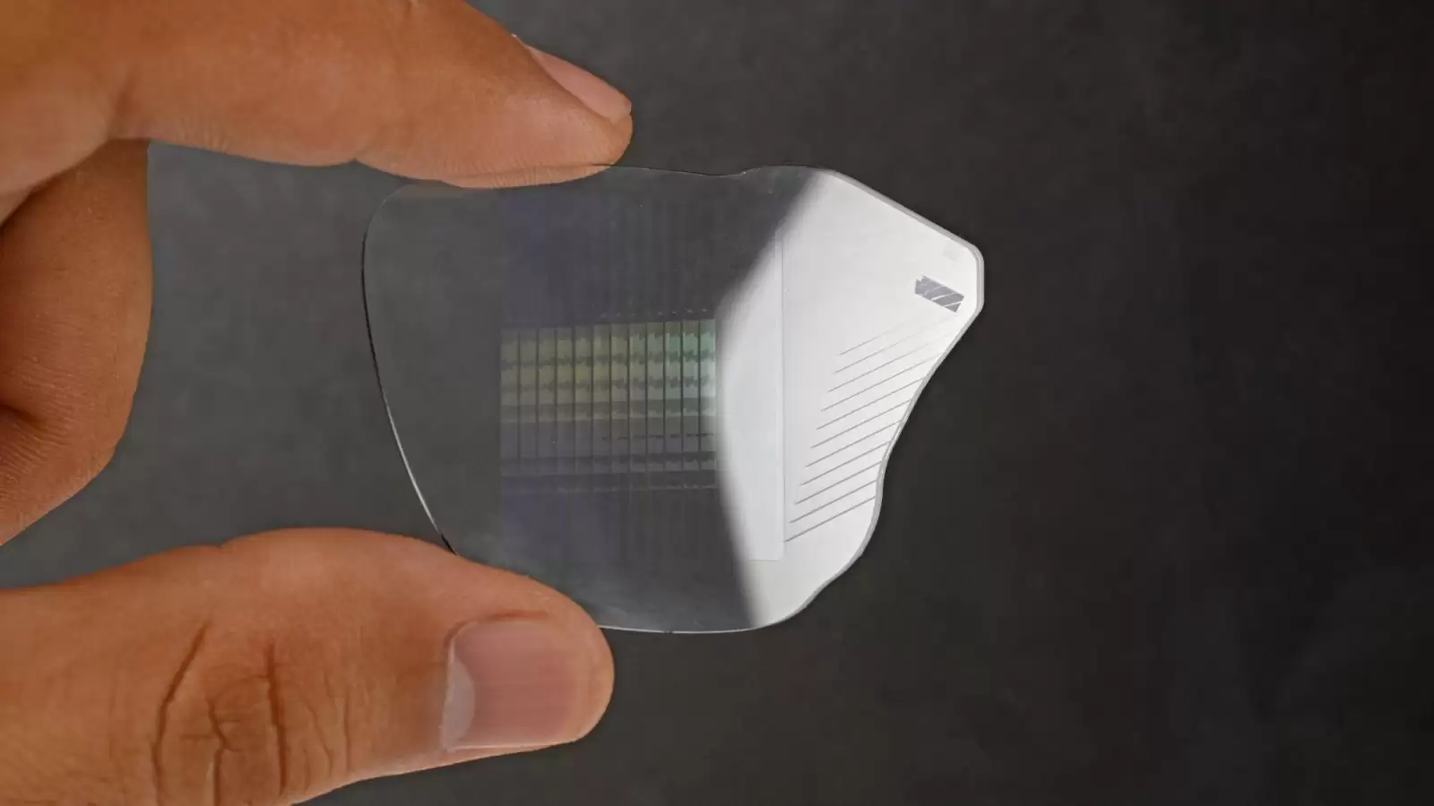 Meta Ray-Ban Display 智能眼镜拆解:AR 技术领先,可维修性存短板