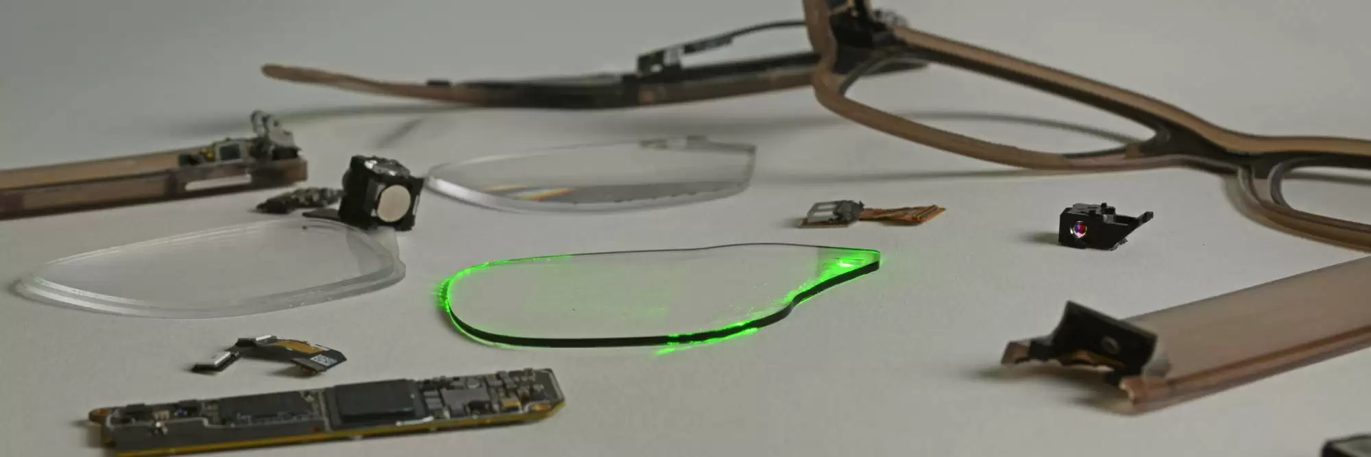 Meta Ray-Ban Display 智能眼镜拆解:AR 技术领先,可维修性存短板