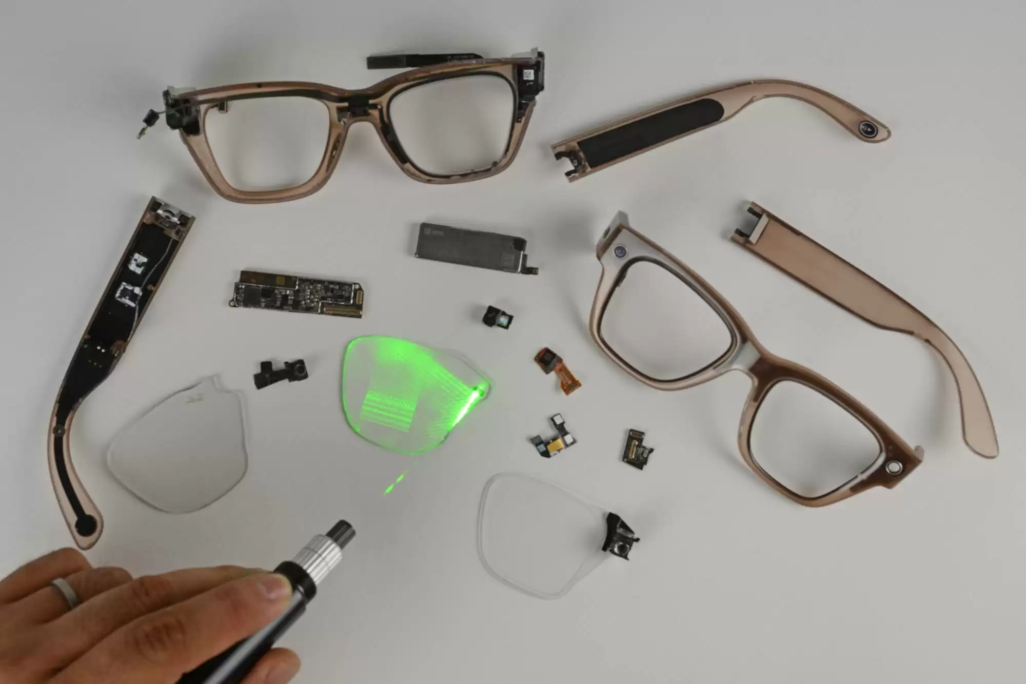 Meta Ray-Ban Display 智能眼镜拆解:AR 技术领先,可维修性存短板