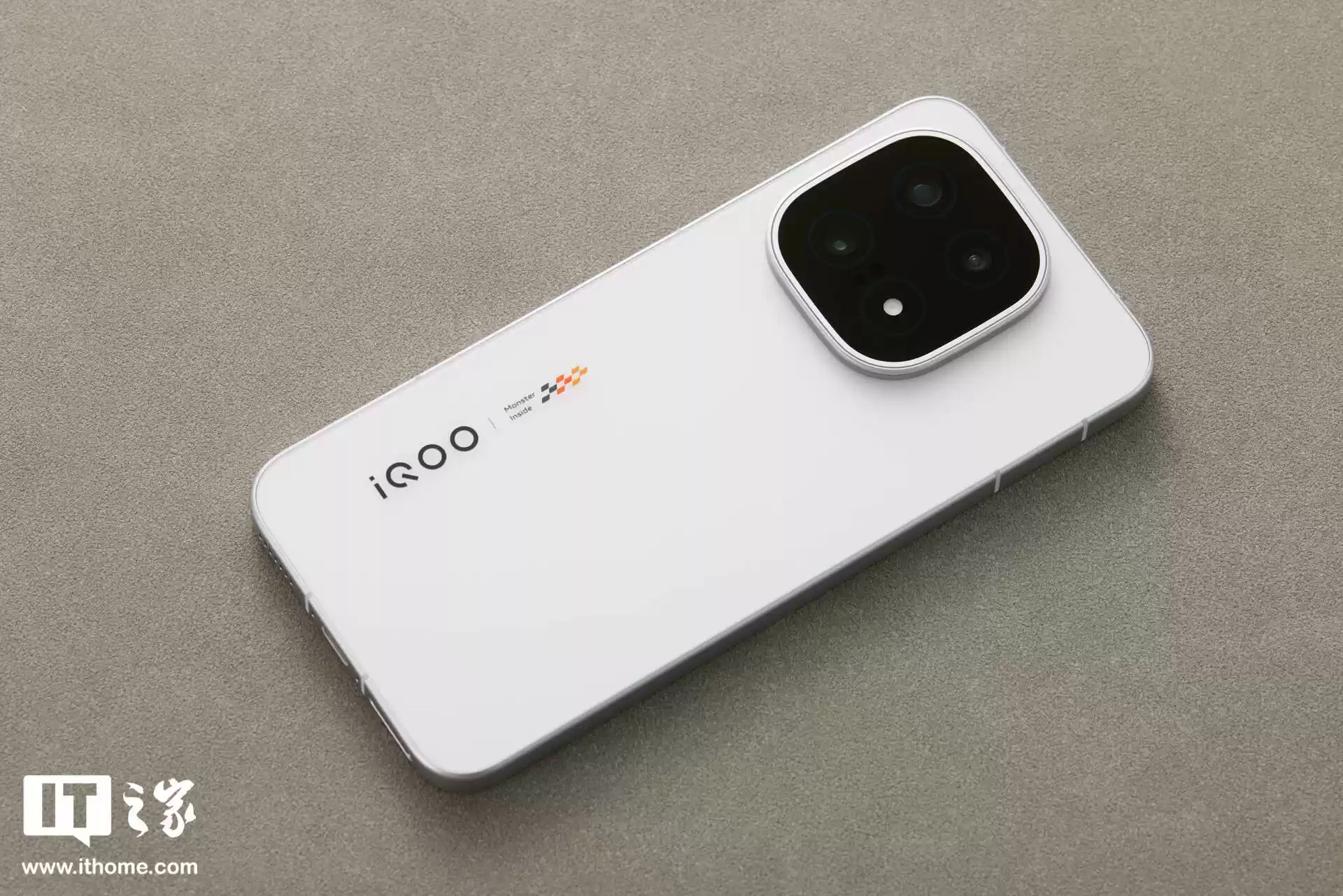 【IT之家开箱】iQOO 15 传奇版手机图赏：全新三色纹，演绎赛道传奇