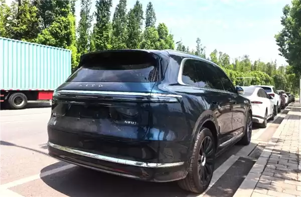 问界M7尾部细节