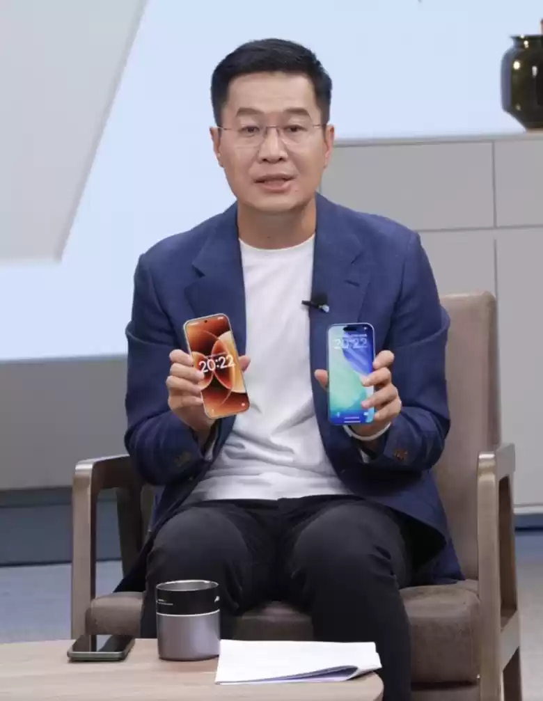 卢伟冰透露有大量 iPhone 用户换机小米 17，Pro 系列销量大概是上代三倍