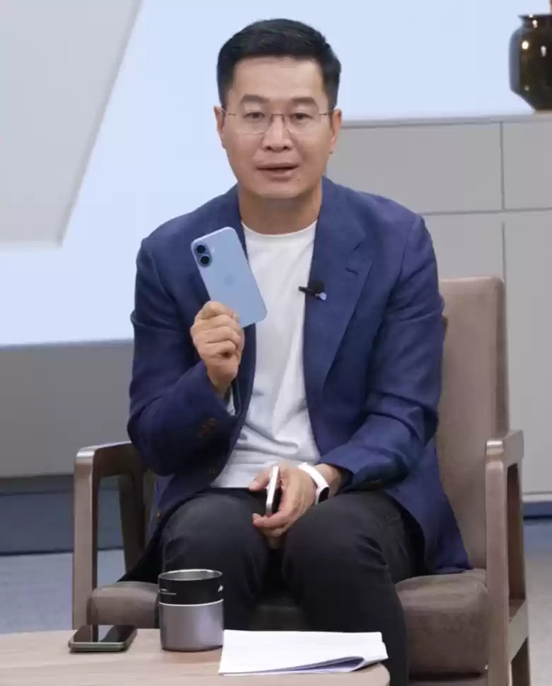 卢伟冰透露有大量 iPhone 用户换机小米 17，Pro 系列销量大概是上代三倍