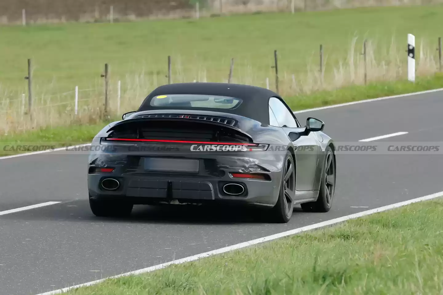 保时捷新“西装暴徒”：911 Turbo Touring 敞篷超跑曝光，701 马力、0-96 公里 / 小时加速约 2.5 秒