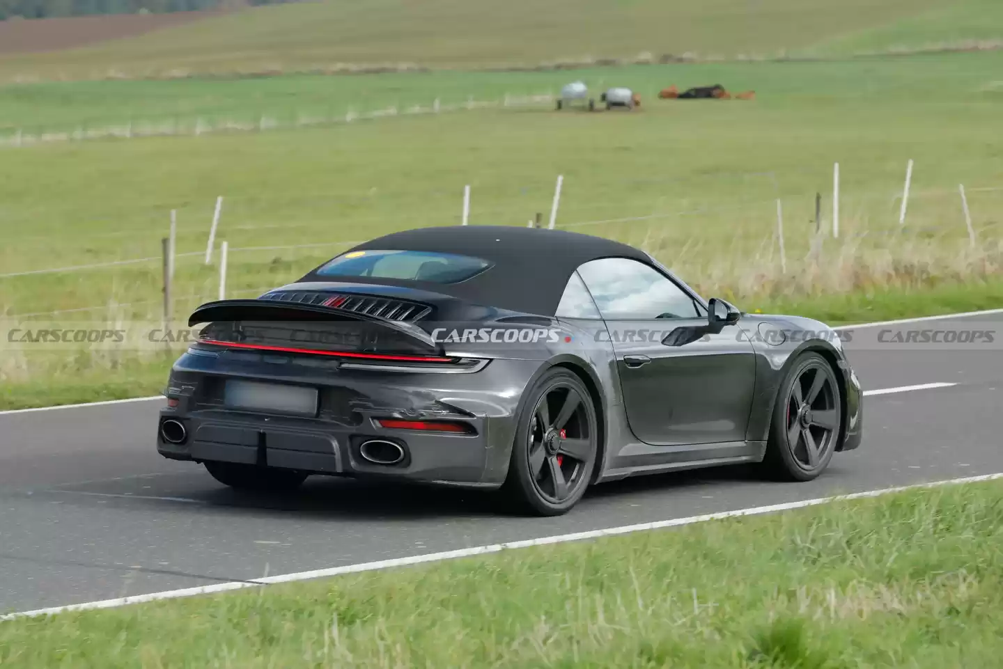 保时捷新“西装暴徒”：911 Turbo Touring 敞篷超跑曝光，701 马力、0-96 公里 / 小时加速约 2.5 秒